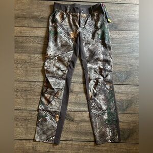 Under Armour camo pants women’s size 4